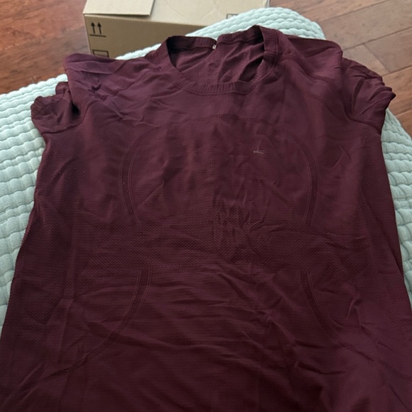 Lululemon Athletica Maroon Short Sleeve Tee - Picture 1 of 2